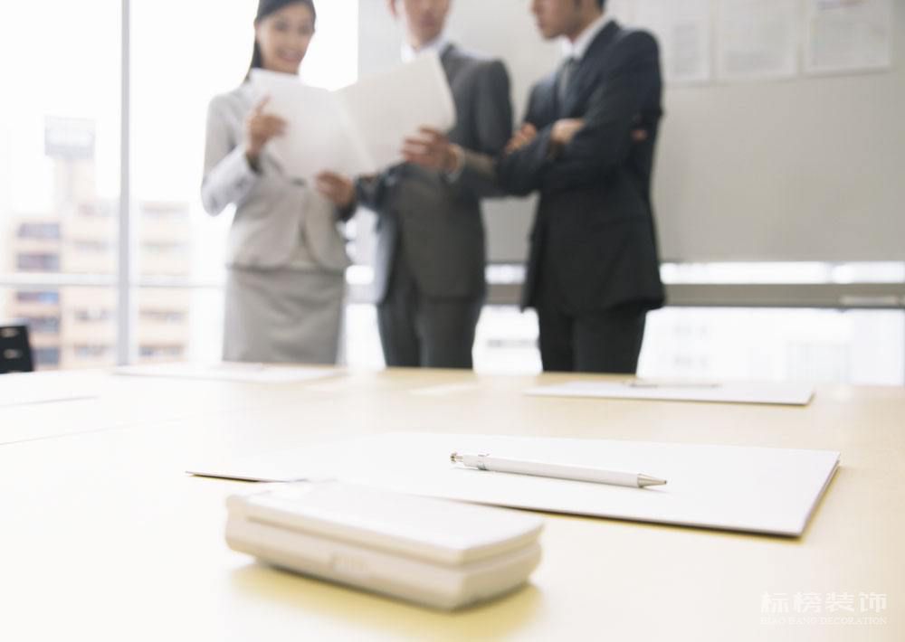 辦公室裝修節(jié)省空間的方案,看看標榜裝飾如何做